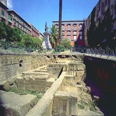 mura_piazza_bellini.jpg